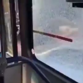 Inseguridad en Cali: Una bala perdida impactó contra un MÍO en pleno centro