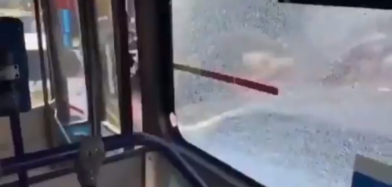 Inseguridad en Cali: Una bala perdida impactó contra un MÍO en pleno centro
