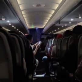 En video: Grupo de colombianos rezó la novena a bordo de un vuelo