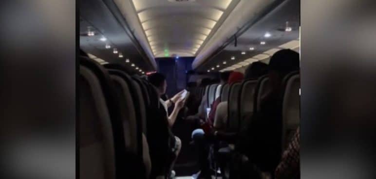 En video: Grupo de colombianos rezó la novena a bordo de un vuelo