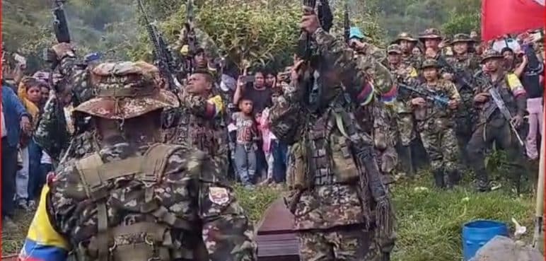 Con 'honores' fue sepultado jefe guerrillero en las montañas de Silvia, Cauca