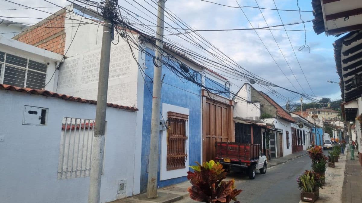 Crece la polémica por mural pintado en un puente de Cali en apoyo a Palestina