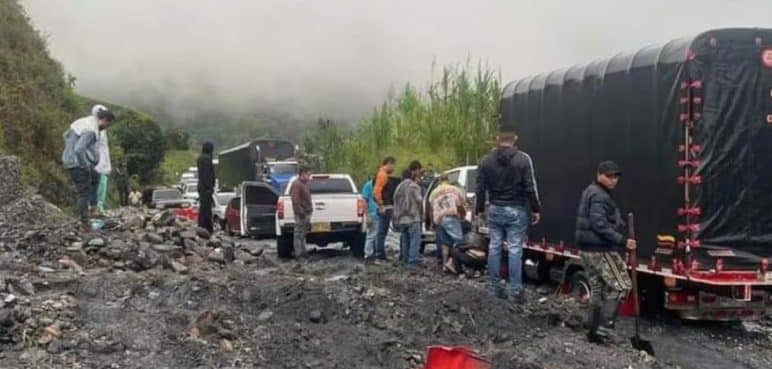 Se registró un fuerte deslizamiento de tierra en la Vía Panamericana