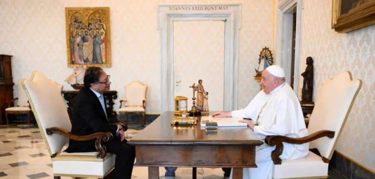 ¿Cuál fue el tema central de la reunión entre Gustavo Petro y el papa Francisco?