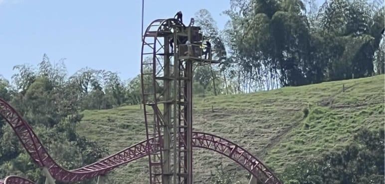 Video: Turistas quedaron 'varados' en una montaña rusa del Parque del Café
