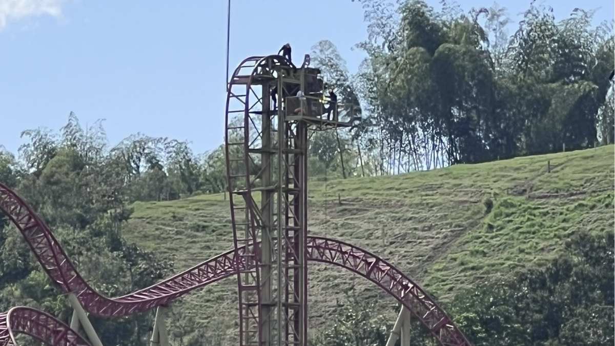 Video: Turistas quedaron 'varados' en una montaña rusa del Parque del Café