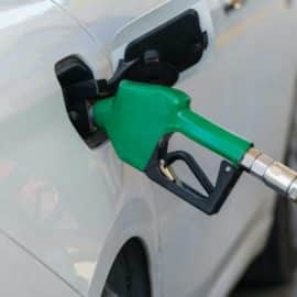 ¿Se gasta más gasolina al tener el tanque lleno o solamente la mitad?