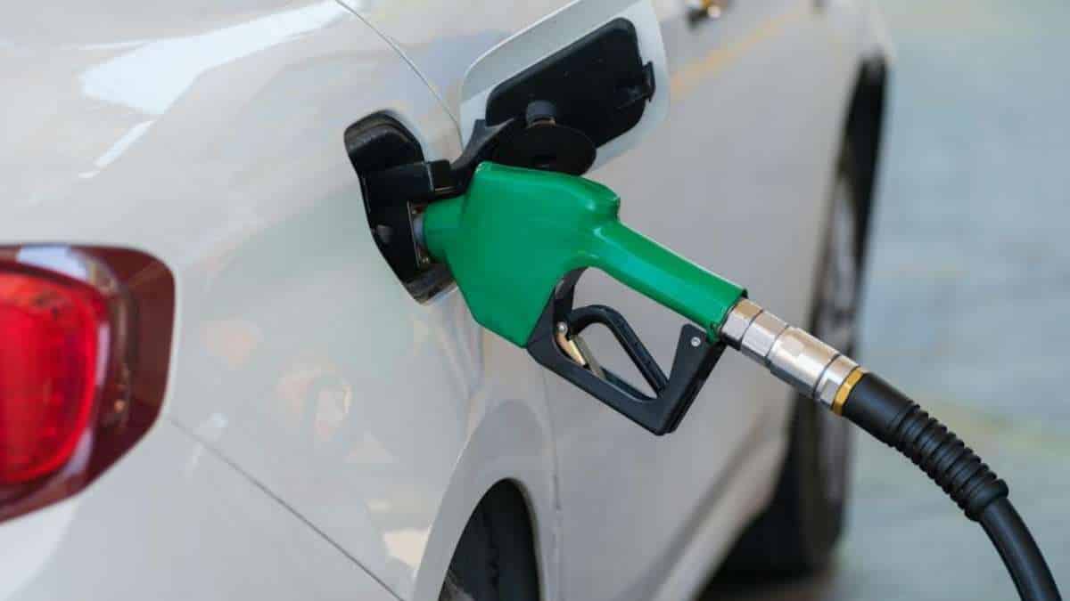 Mezclar gasolina extra y corriente: Una práctica que podría salir cara