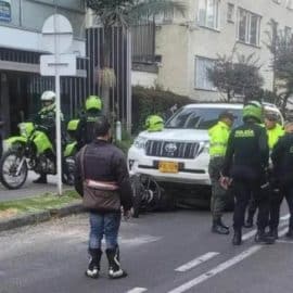 Video: Conductor atropelló a falsos policías cuando intentaban robarlo
