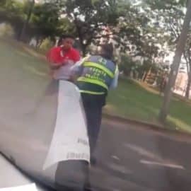 Video: Un guarda de tránsito y un motociclista se enfrentaron a golpes
