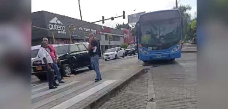 Aparatoso accidente de tránsito entre una camioneta y un bus del MÍO
