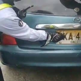 Guardas de tránsito descubrieron a conductores alterando las placas