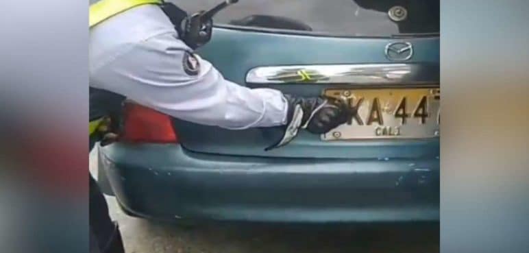 Guardas de tránsito descubrieron a conductores alterando las placas