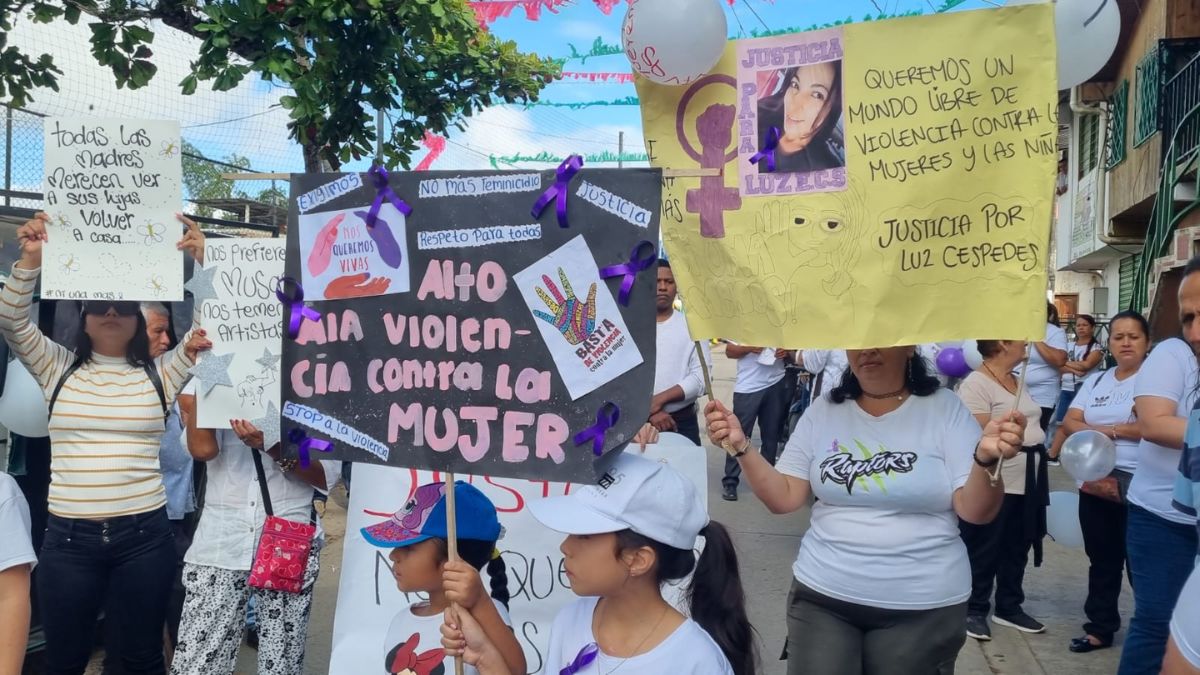Habitantes de Dagua realizan marcha exigiendo justicia por Luz Enith Céspedes