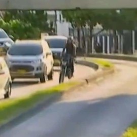 Maniobras mortales: Motociclistas arriesgan su vida por evadir multa