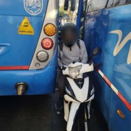 Video: Como un 'sándwich' quedó motociclista tras evadir un puesto de control