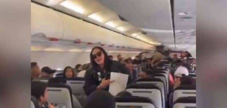 ¿Falta de empatía? Mujer retrasó un vuelo porque no se aguantó el llanto de un bebé