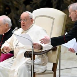 El papa Francisco dice que "la guerra es una locura" y "siempre una derrota"