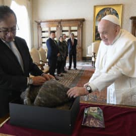 Estos fueron los regalos que le dio el presidente Gustavo Petro al papa Francisco