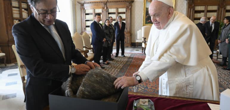 Estos fueron los regalos que le dio el presidente Gustavo Petro al papa Francisco