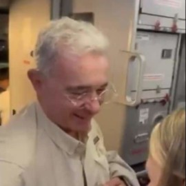 En video: Durante un vuelo comercial un piloto elogió al expresidente Uribe