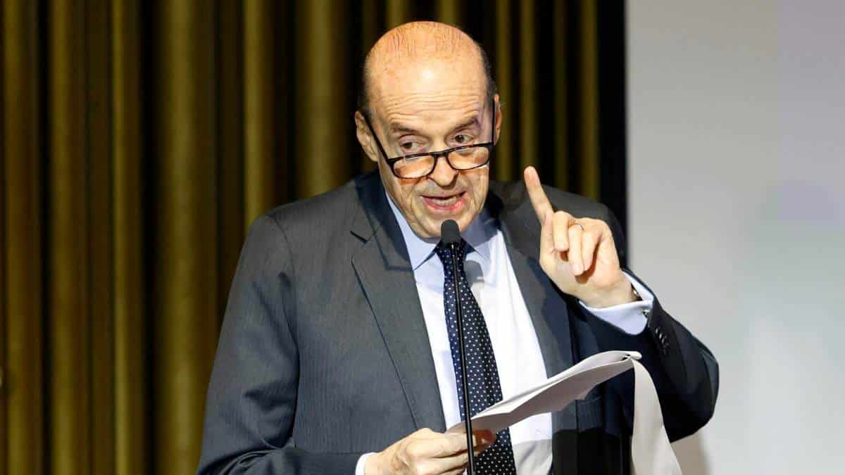 "Cumpliré lo dispuesto": Canciller Álvaro Leyva acata suspensión y deja el cargo
