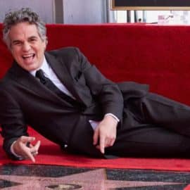 El actor Mark Ruffalo recibe su estrella en el Paseo de la Fama de Hollywood