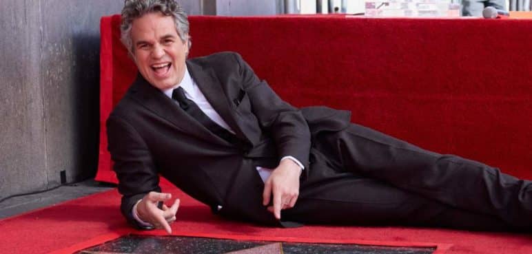 El actor Mark Ruffalo recibe su estrella en el Paseo de la Fama de Hollywood