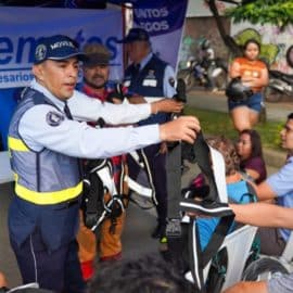 Por una cultura vial: Movilidad entregó chalecos para motociclistas en Cali