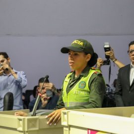 Condecorada auxiliar de Policía después de salvar menor de edad