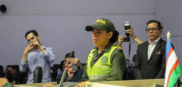 Condecorada auxiliar de Policía después de salvar menor de edad