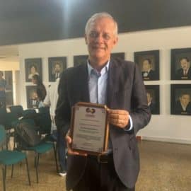 Otorgan reconocimiento periodístico a director de 90 Minutos