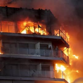 Un gran incendio devora un edificio de viviendas en Valencia, España