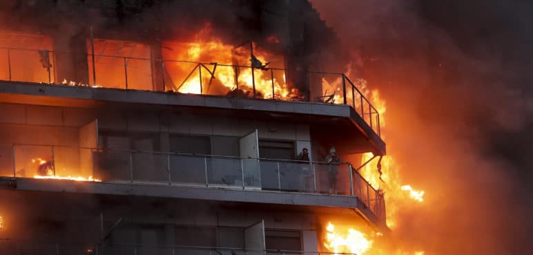 Un gran incendio devora un edificio de viviendas en Valencia, España