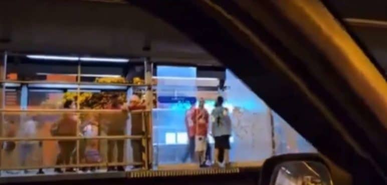 Video: Hinchas del América se 'colaron' en estación del MÍO tras partido
