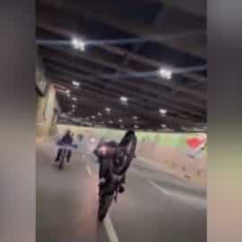 Imprudencia en el túnel mundialista: Motociclistas realizaron peligrosas maniobras