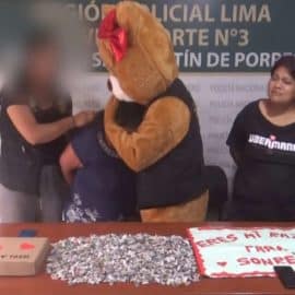 Policía se disfraza de oso gigante en San Valentín para detener a delincuente