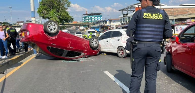 Persecución policial tras intento de hurto terminó en aparatoso siniestro vial