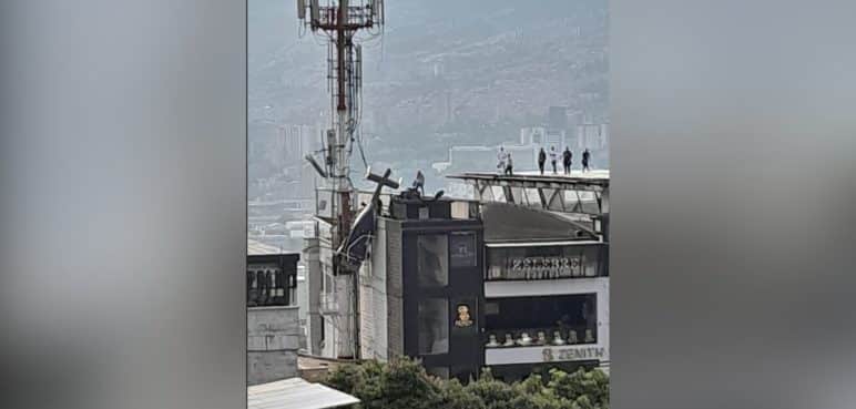 ¡Última hora! Helicóptero presentó fallas y terminó colgado en edificio de Medellín