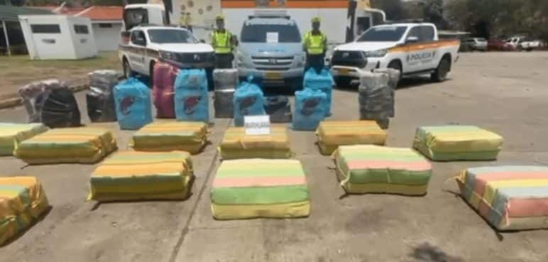 Incautan vehículo 'gemeleado' con cargamento de marihuana