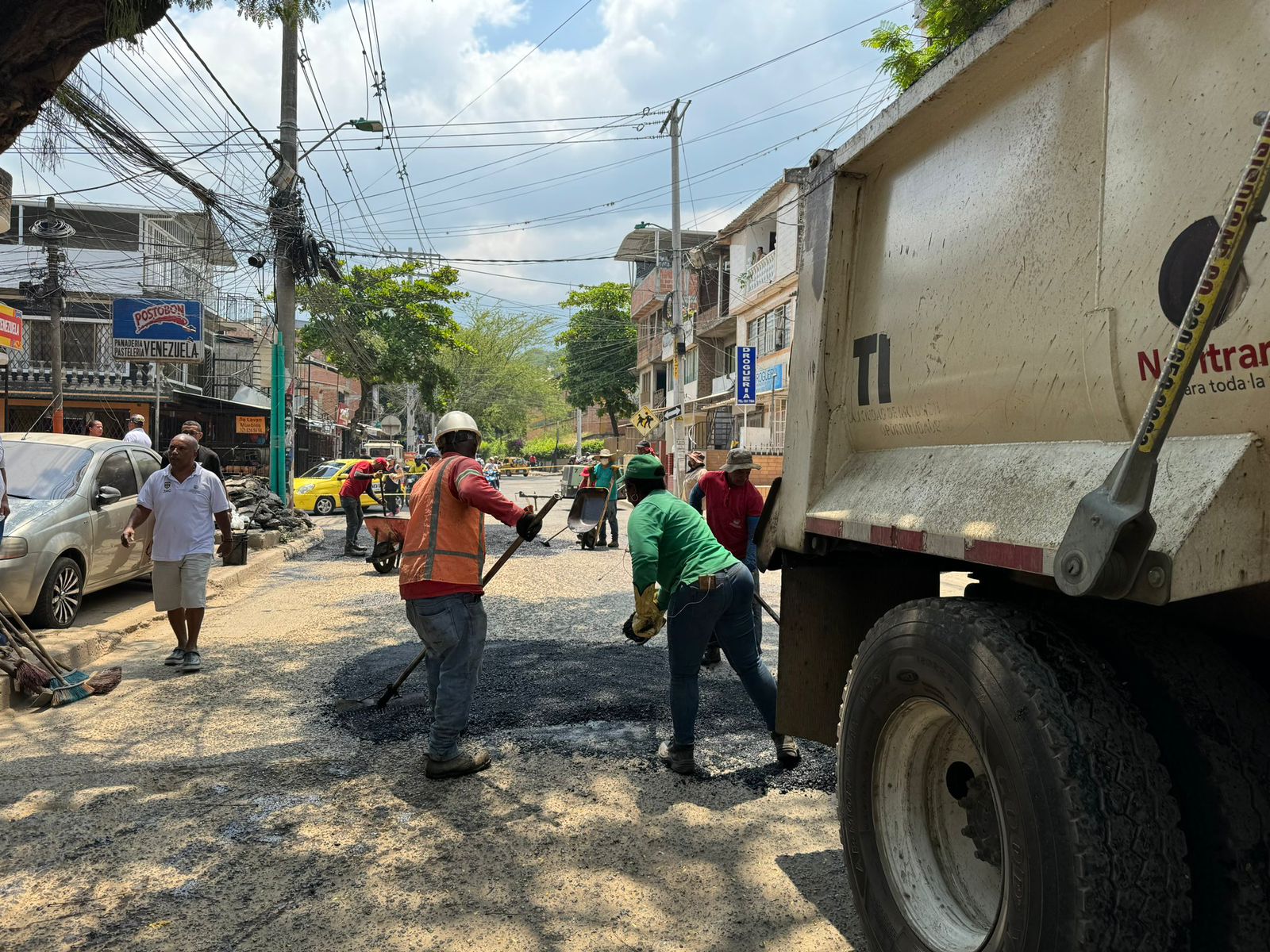 Recuperación malla vial en Cali Continúan trabajos en comuna 20
