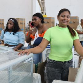 Unidad para las Víctimas entrega 300 negocios familiares en Buenaventura