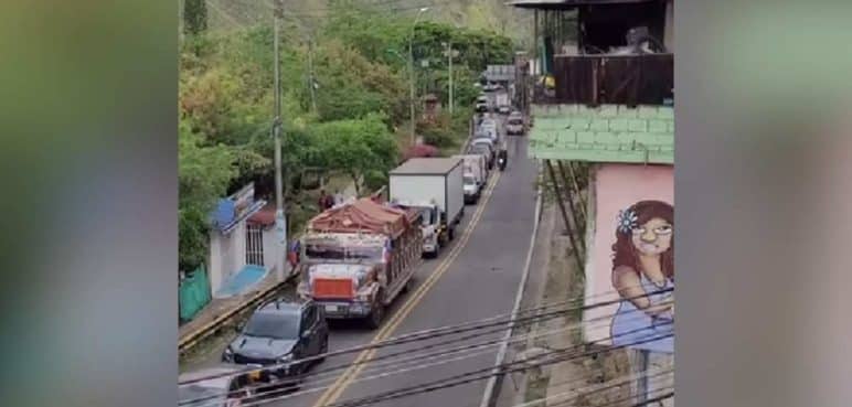 Residentes de Terrón Colorado bloquean vías por falta de agua