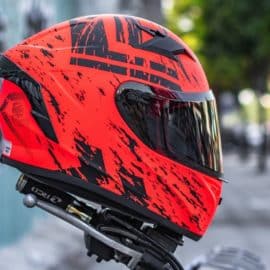 "Si mi casco no tiene la placa de la moto ¿me multan?": Atención a esta explicación