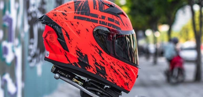 "Si mi casco no tiene la placa de la moto ¿me multan?": Atención a esta explicación