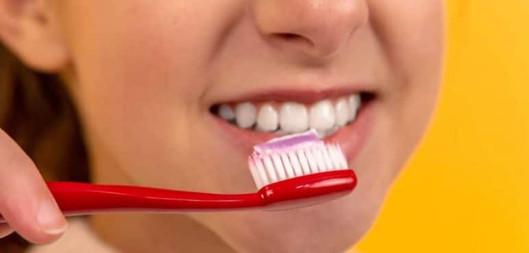 Estas son las consecuencias de no cepillarse los dientes en las noches
