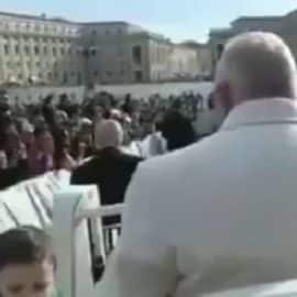 Video: El tierno momento en el que un niño le da una camisa del Pereira al Papa Francisco