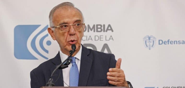 "Golpe a la institucionalidad": Ministro de Defensa sobre polémicas obras de las disidencias