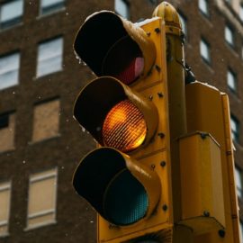 ¿Pasarse un semáforo en amarillo genera multa? Esto es lo que dice la norma