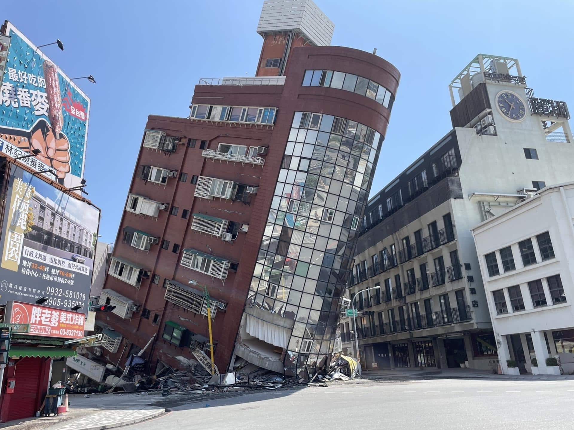 Avanza limpieza en zona de aluvión que dejó un fallecido y 68 familias afectadas en Quito